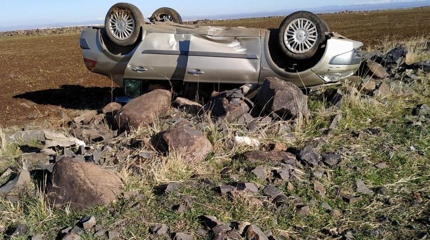 Kontrol&uuml;n&uuml; kaybeden ara&ccedil; yoldan &ccedil;ıkıp takla attı: 2 yaralı