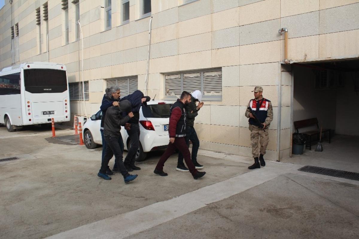 Polisin "Şok" uygulamasından ka&ccedil;arken uyuşturucu atan 3 ş&uuml;pheli yakalandı