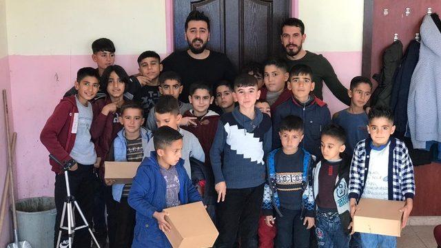 Öğrencileri tıraş edip bot hediye etti