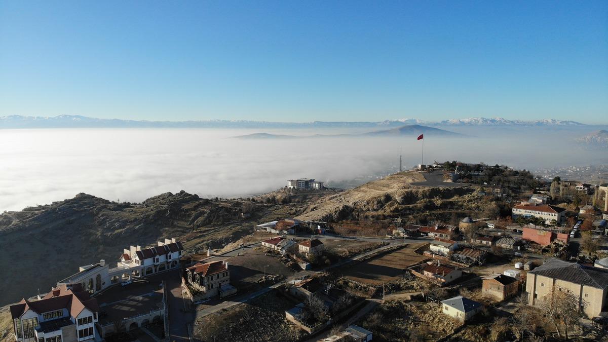 Sis bulutları Elazığ'da! G&ouml;ren telefonuna sarıldı