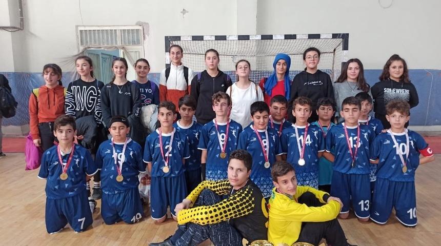 Necatibey Ortaokulu,  Hentbol’da 2 kupa birden aldı