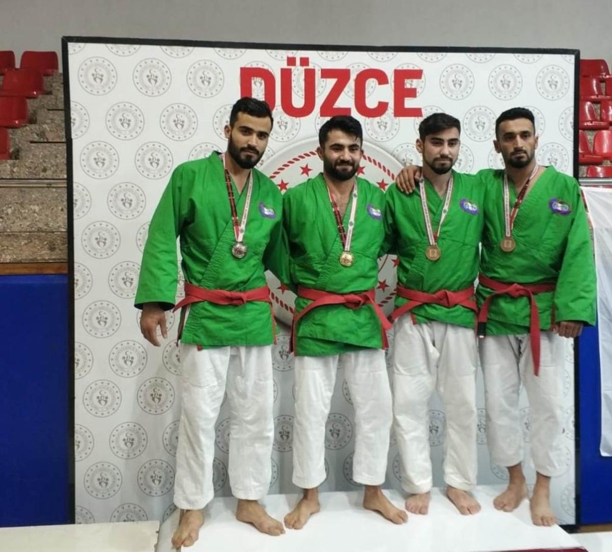 Diyarbakırlı iki sporcudan g&uuml;m&uuml;ş madalya