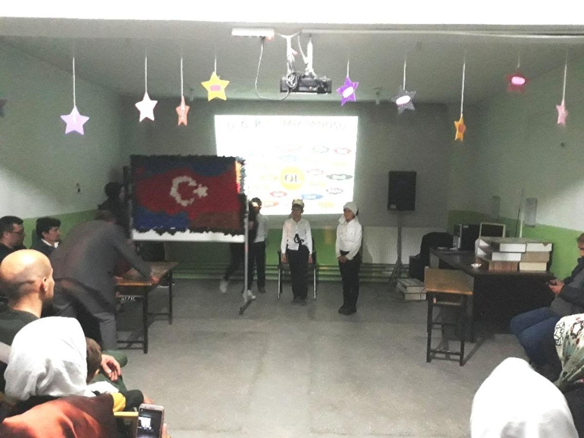 K&ouml;y okulunda şiir dinletisi