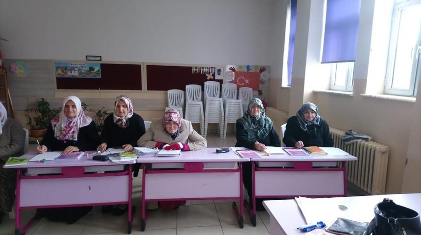 K&uuml;tahya&rsquo;da okuma yazma bilenlerin oranı y&uuml;zde 98