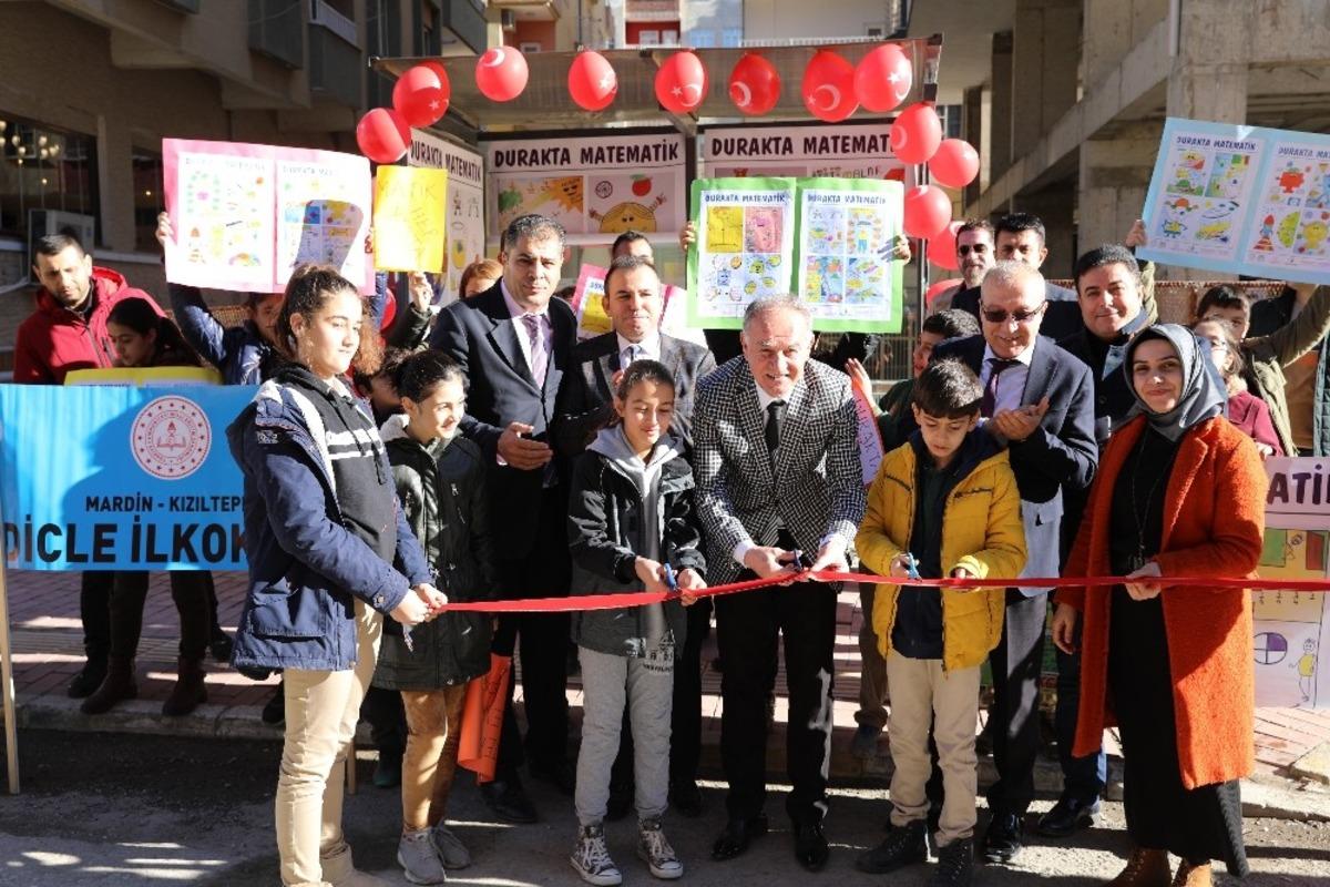 Kızıltepe&rsquo;de otob&uuml;s duraklarına matematiği sevdirecek afişler asıldı