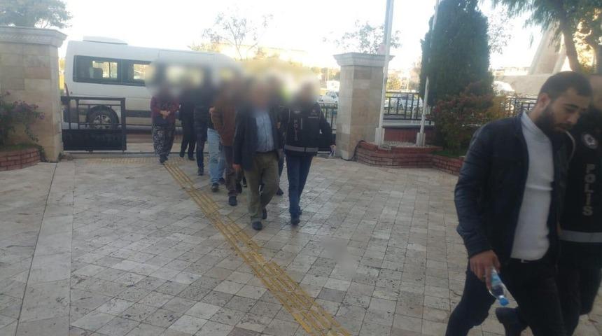 G&ouml;&ccedil;men ka&ccedil;ak&ccedil;ılığı operasyonunda 7 ş&uuml;pheliden 4&rsquo;&uuml; tutuklandı