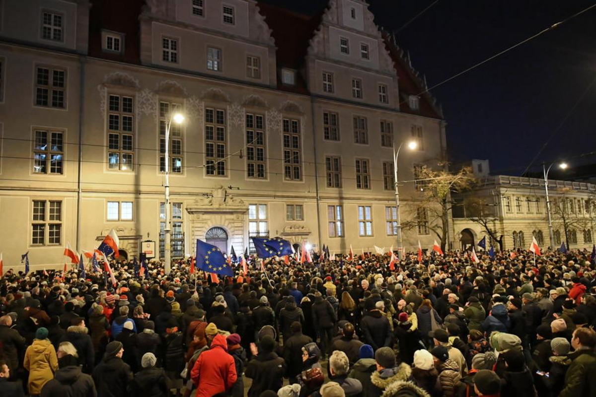 Polonya&rsquo;da on binler yine sokaklarda