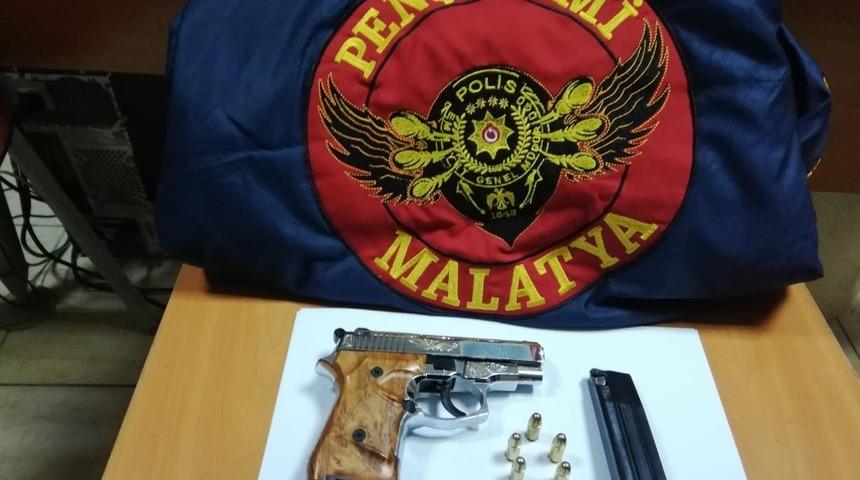 Silah ve uyuşturucu ele ge&ccedil;irildi