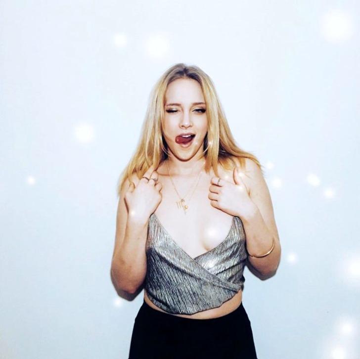 Mucize Doktor'un Açelya'sı Hayal Köseoğlu göğüs dekoltesiyle eleştiri topladı G3