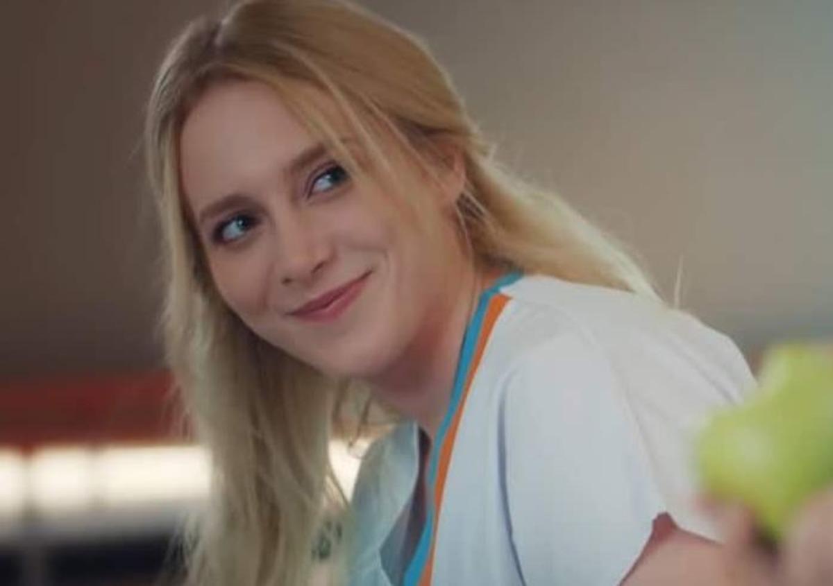 Mucize Doktor'un A&ccedil;elya'sı Hayal K&ouml;seoğlu g&ouml;ğ&uuml;s dekoltesiyle eleştiri topladı