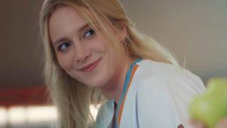 Mucize Doktor'un Açelya'sı Hayal Köseoğlu göğüs dekoltesiyle eleştiri topladı