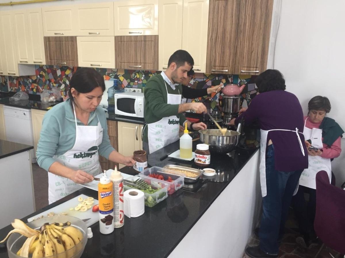 Aş&ccedil;ılık ve pastacılık at&ouml;lyesinde waffle yapmayı &ouml;ğrendiler