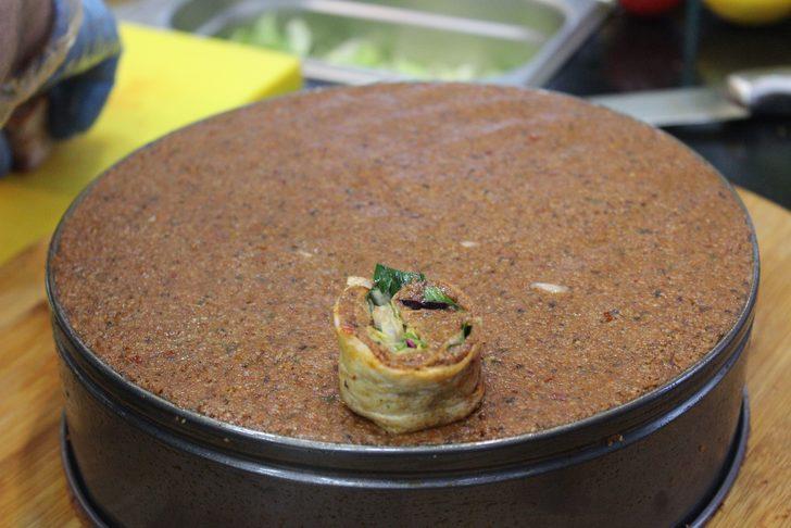 Çiğ köfteden pasta yaptı! Düğünü için sipariş vermeyi düşünen bile var G5