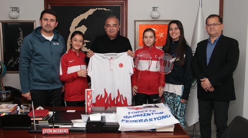 Belediye Başkanı &Ccedil;etin Bozkurt&rsquo;a Milli Takım forması