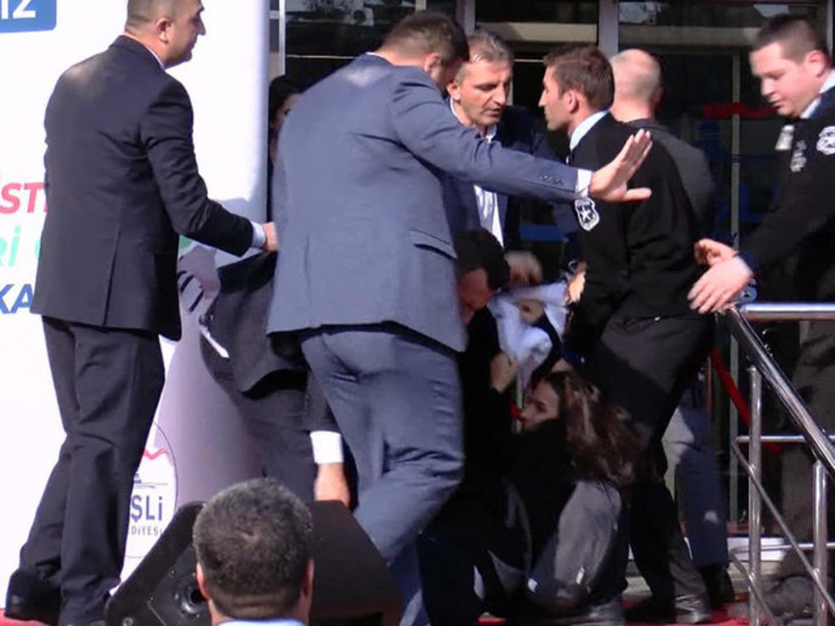 Kılı&ccedil;daroğlu'nun katıldığı t&ouml;rende hareketli dakikalar! Korumalar m&uuml;dahale etti