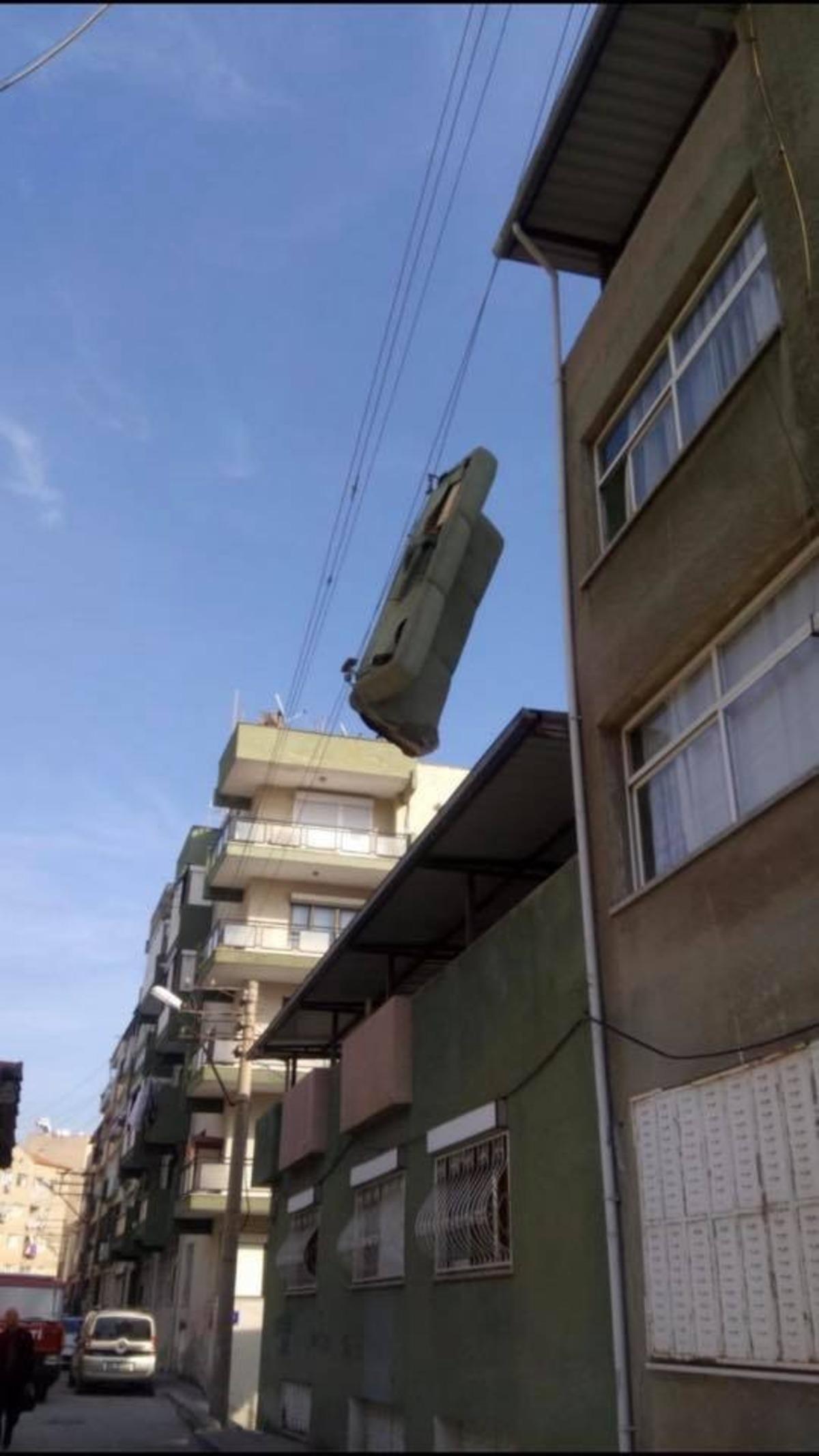 Teldeki koltuğu itfaiye indirdi