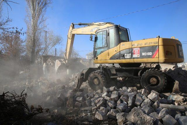 Melikgazi, metruk binalardan temizleniyor