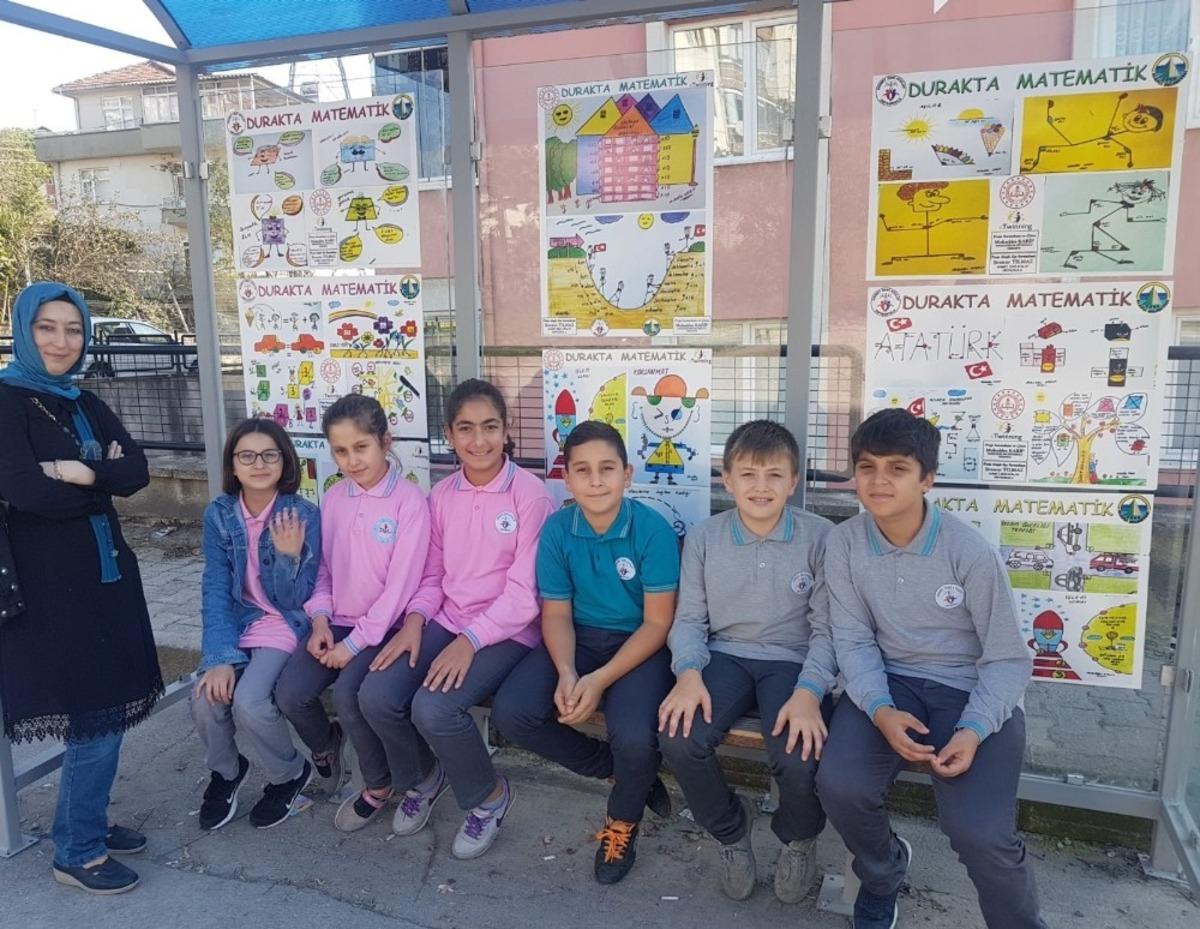 &rsquo;Durakta Matematik&rsquo; projesi i&ccedil;in asılan afişler dikkat &ccedil;ekti