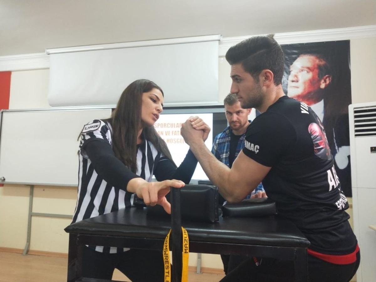 D&uuml;nya Şampiyonu Bilek G&uuml;reş&ccedil;isi Fatih Kamuz Yavuzeli&rsquo;nde