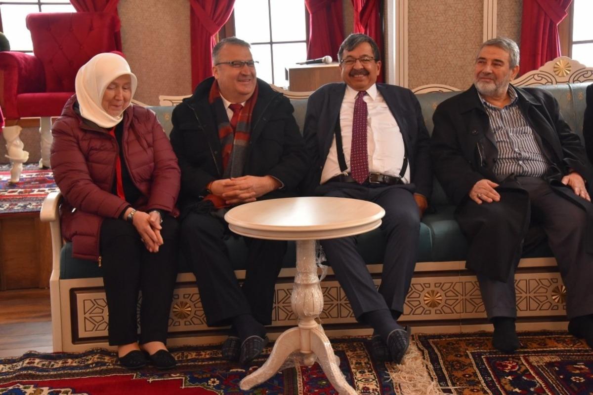 Hayati İnan&ccedil; Yunusemre Belediyesine &ouml;vg&uuml;ler yağdırdı