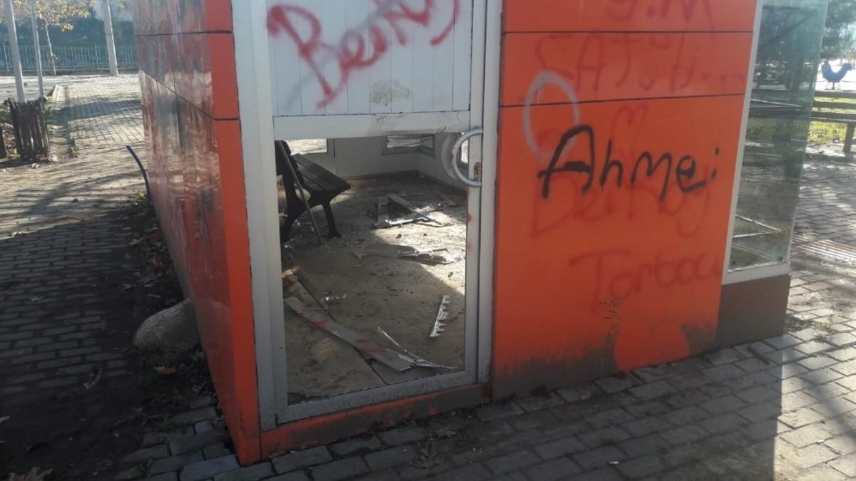 Magandalar şehir mobilyalarına zarar verdi