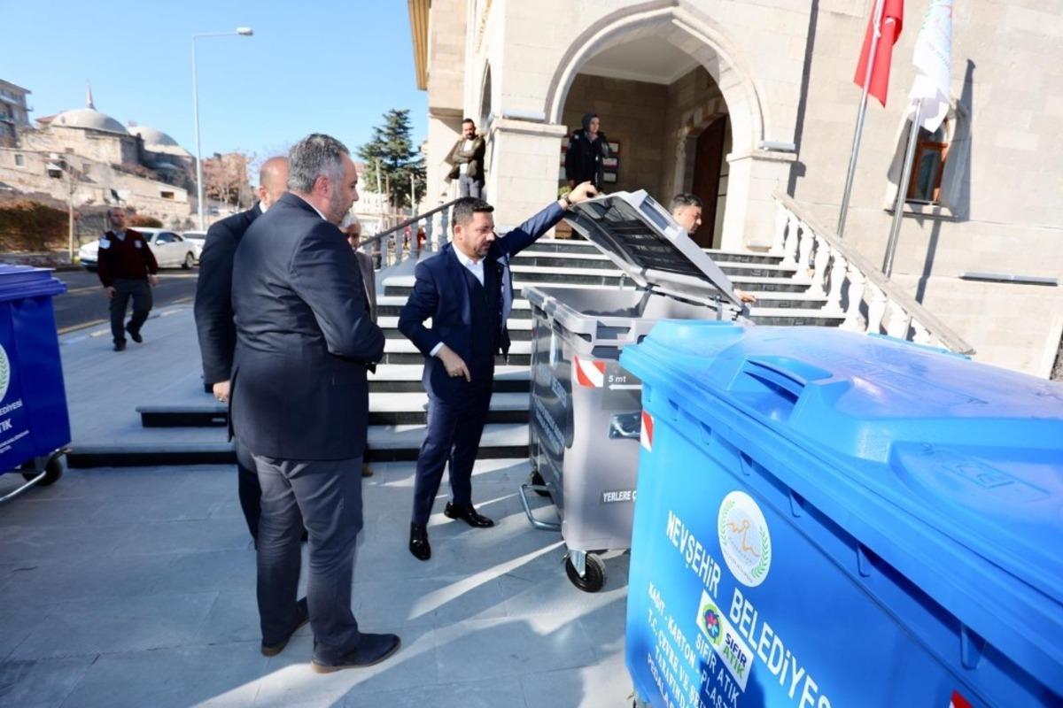 Mahallelere yeni geri d&ouml;n&uuml;ş&uuml;m ve evsel atık kutuları yerleştirilecek
