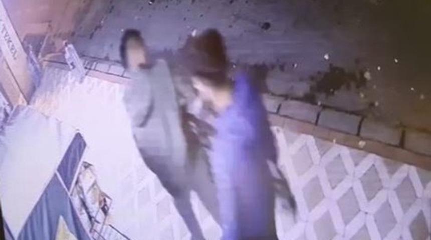 Battaniyeli hırsızlık ş&uuml;phelileri &ouml;nce kameraya sonra polise yakalandı