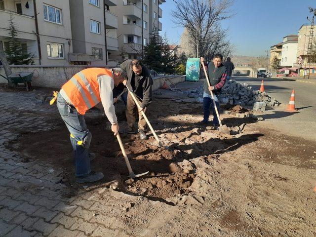 Sümer Mahallesinde bozuk yollar onarılıyor