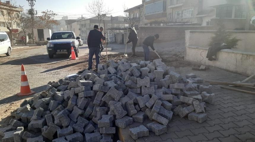 Sümer Mahallesinde bozuk yollar onarılıyor
