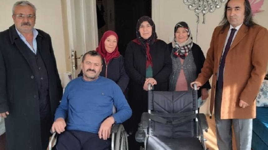 Ölen babasının akülü sandalyesini bağışladı