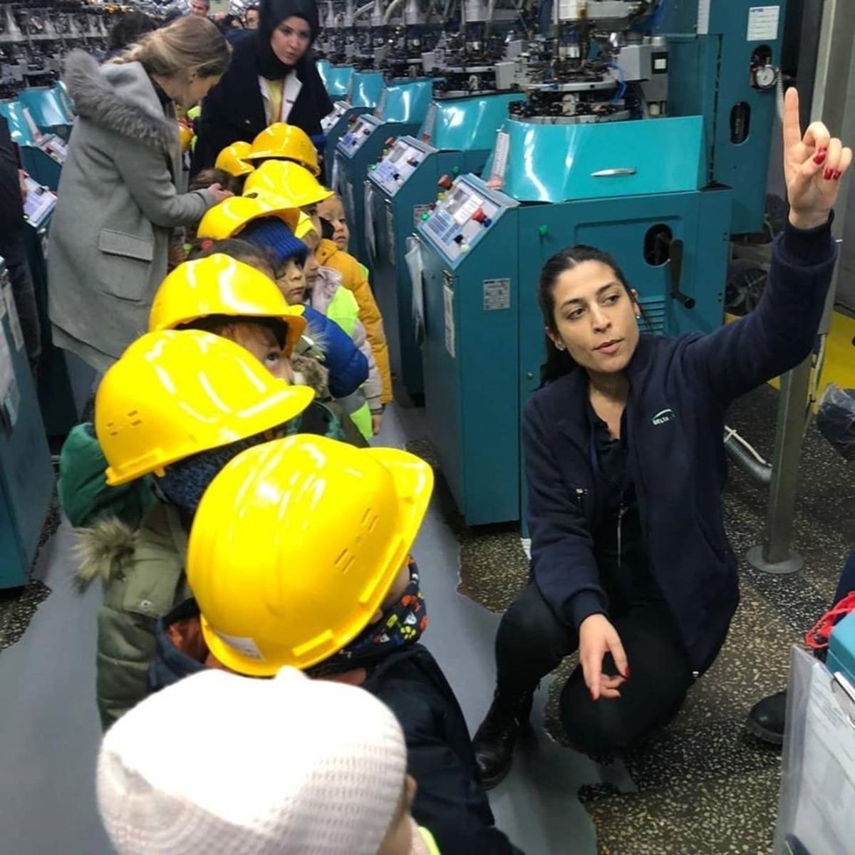 Bah&ccedil;eşehirli minikler &ccedil;orap &uuml;retimi ilgiyle izledi