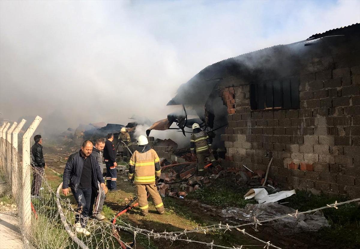 G&Uuml;NCELLEME - İzmir'de mobilya tesisinde yangın