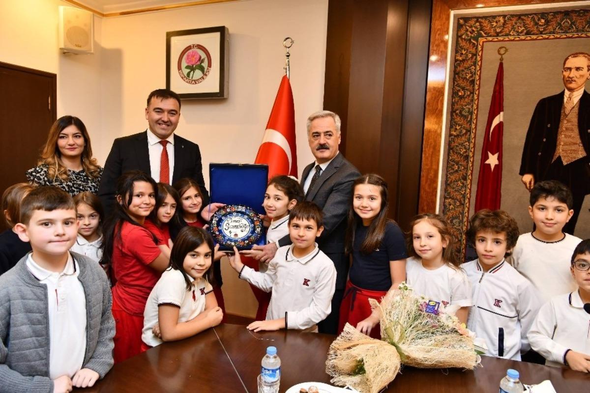 Minik Elif&rsquo;in teklifini kırmayan Vali, t&uuml;m sınıfı makamında ağırladı