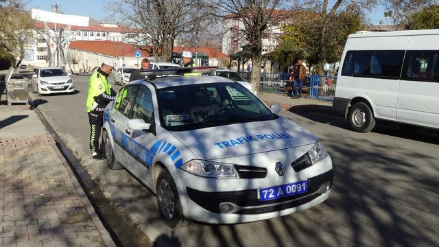 Trafik polisi, eşine ceza yazdı