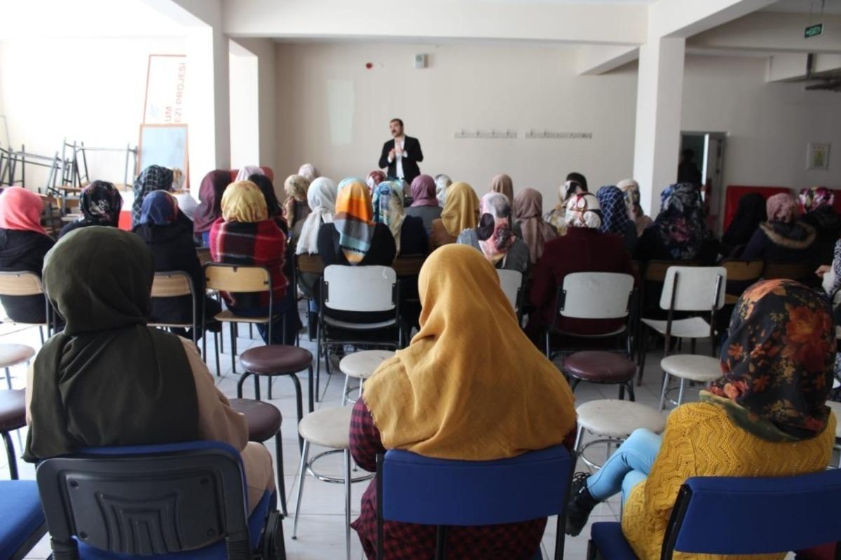 Muradiye&rsquo;de &lsquo;Kadına Y&ouml;nelik Şiddetle M&uuml;cadele Eğitimi&rsquo; semineri
