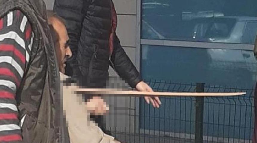 Makineden fırlayan tahta parçası göğsüne saplandı!