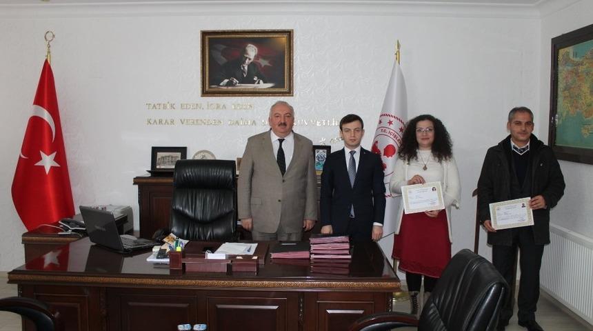 Kaymakam Erdoğan &ouml;ğretmenlere başarı belgesi taktim etti