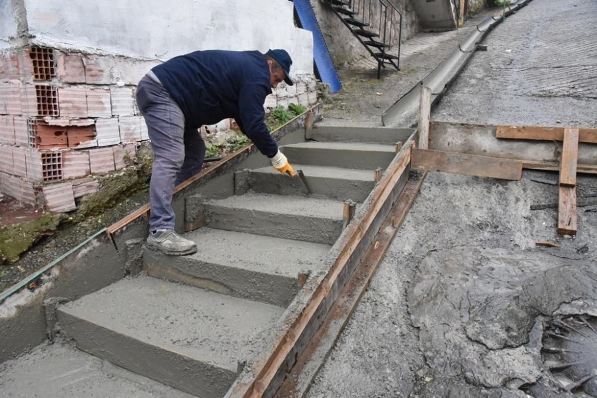 İzmit Belediyesi&rsquo;den Serdar&rsquo;a merdiven ve korkuluk