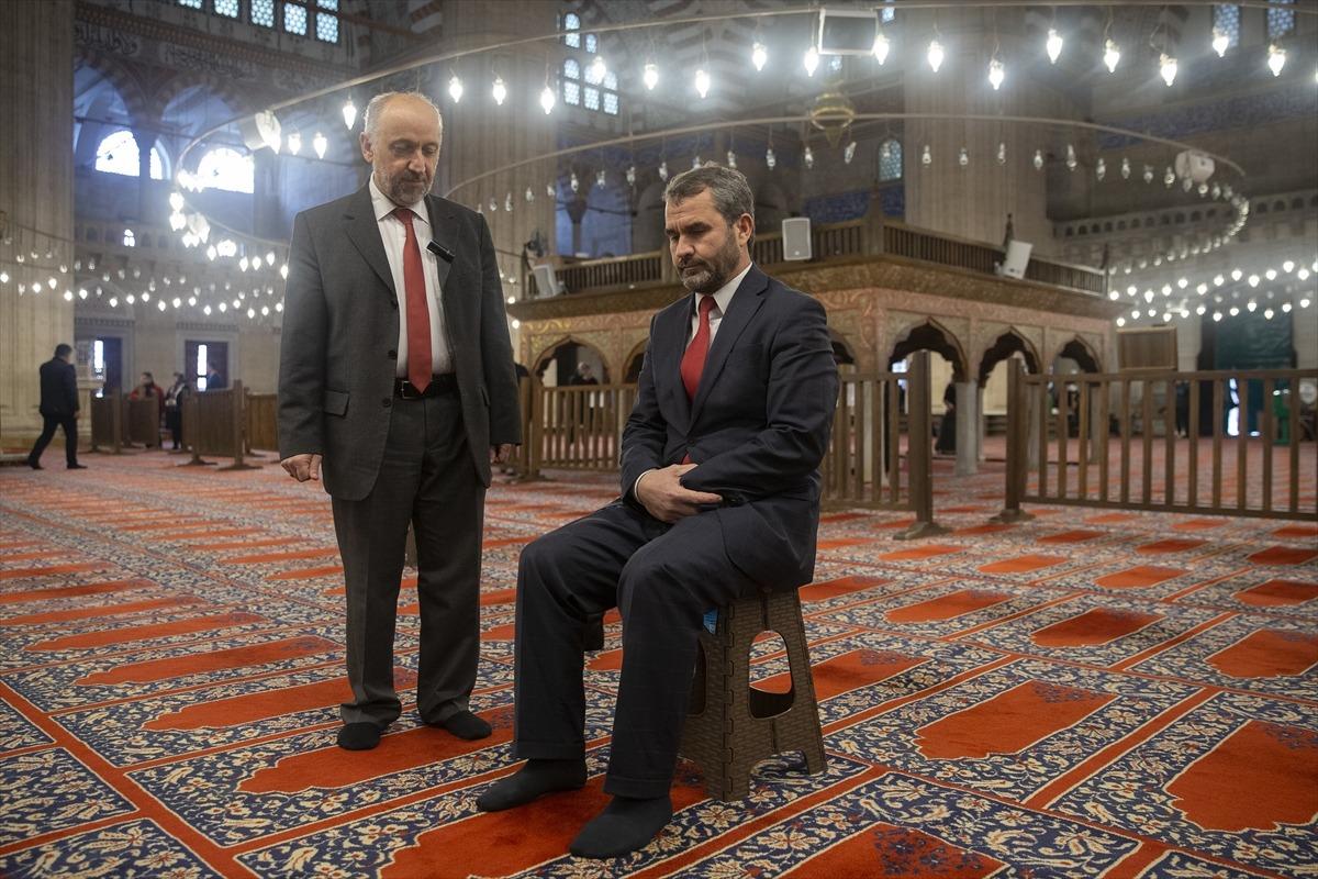 Diyanet'in genelgesi sonrası Selimiye'de katlanır tabureler kullanılmaya başlandı