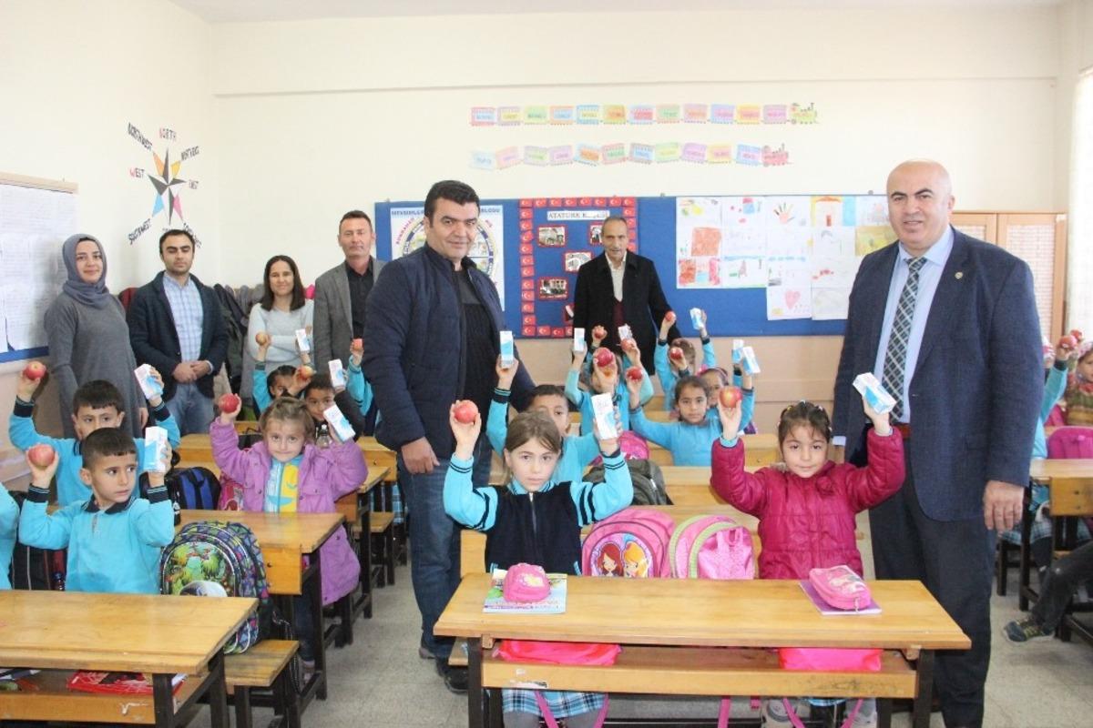 Yerli Malı Haftası&rsquo;nda &ouml;ğrencilere elma ve s&uuml;t dağıtıldı