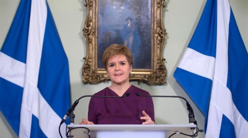 İskoçya'dan İngiltere'ye yetki devri çağrısı