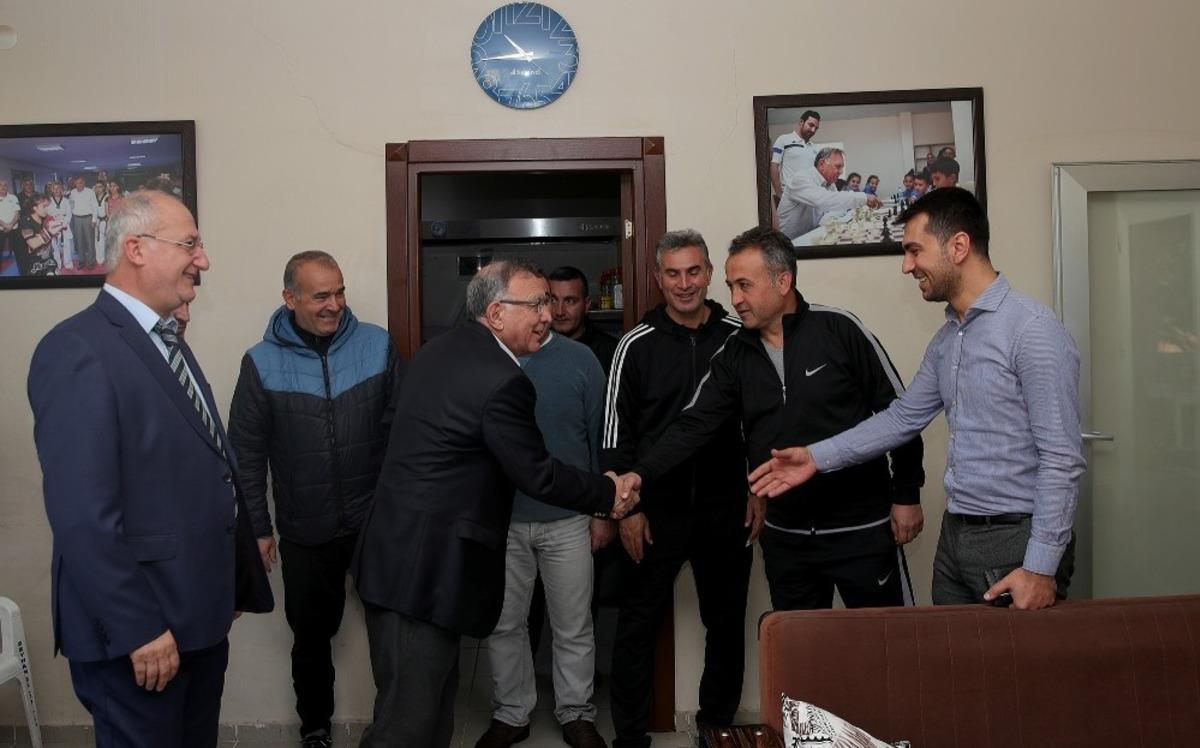 Akay: "Hizmet &ouml;nceliğini halk belirler"