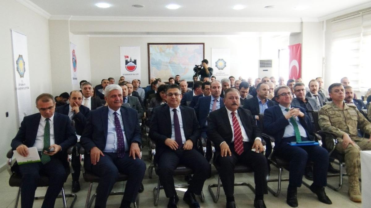 Vali G&uuml;zeloğlu, Silvan&rsquo;da muhtar ve vatandaşlarla bir araya geldi