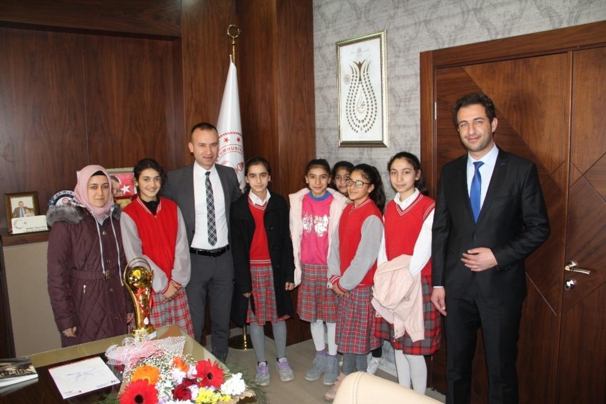 Başarılı sporculardan Milli Eğitim M&uuml;d&uuml;r&uuml; Tekin&rsquo;e ziyaret