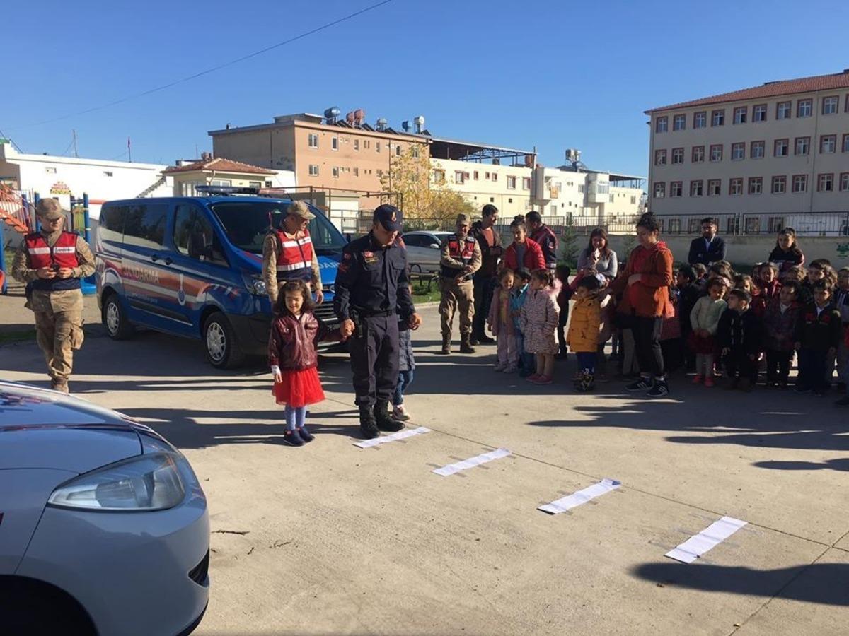 Nurdağı&rsquo;nda jandarma miniklere trafik eğitimi verdi.