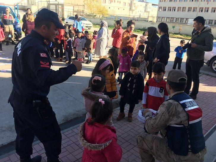 Nurdağı’nda jandarma miniklere trafik eğitimi verdi. G2