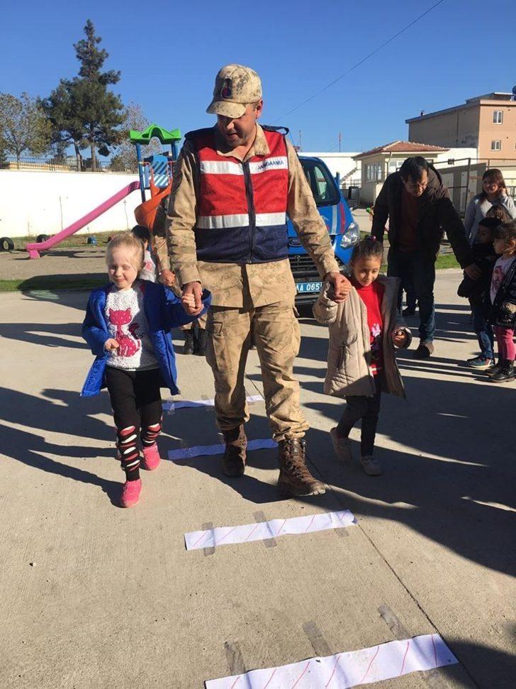 Nurdağı’nda jandarma miniklere trafik eğitimi verdi. G3
