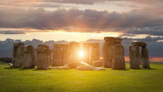 İngiltere'de Salisbury'de Neolitik dönemde M.Ö. 3000'li yıllarda kurulmasına başlanan Stonehenge anıtı