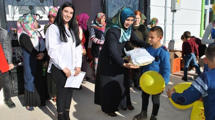 Binbir emekle ördüler, ilkokul öğrencilerine hediye ettiler