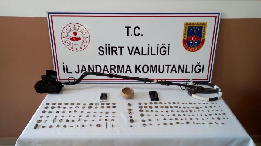 Siirt'te 143 sikke ve tarihi objeler ele ge&ccedil;irildi